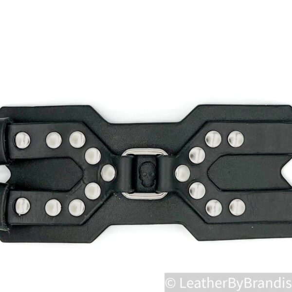 Svart läderarmband med silverfärgade nitar